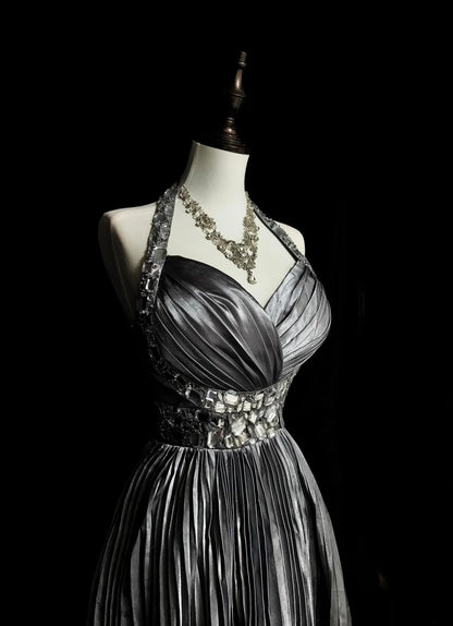 Robe de bal longue vintage années 1960, dos nu, sans manches, en satin plissé gris argenté, coupe trapèze, N1575