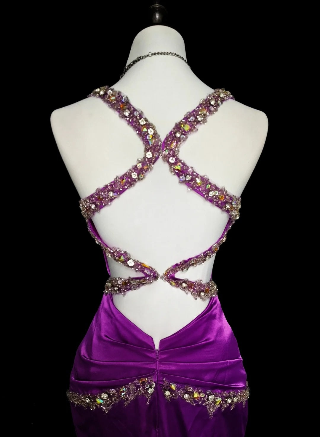 Robe de bal longue sirène plissée en satin couleur raisin, décolleté cœur, bretelles, style vintage années 1960, référence N1577