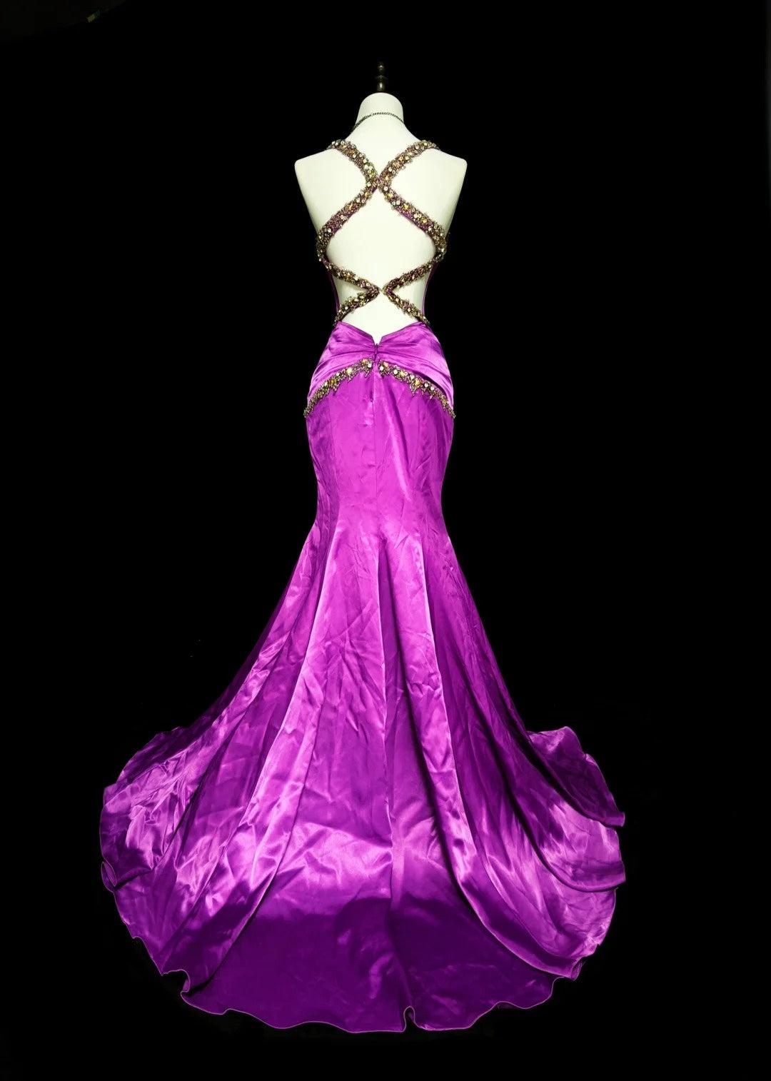 Robe de bal longue sirène plissée en satin couleur raisin, décolleté cœur, bretelles, style vintage années 1960, référence N1577