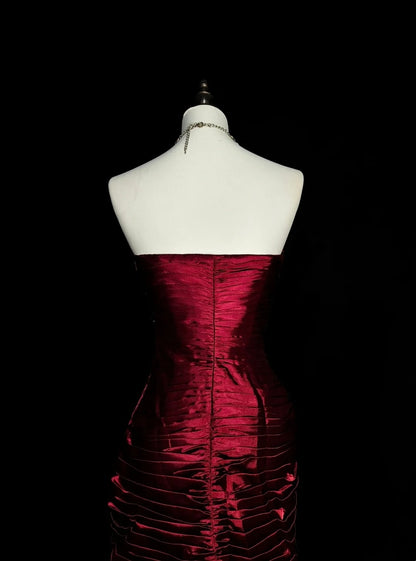 Robe de bal rétro sirène bustier cœur en satin bordeaux vin avec perles et sans manches, style années 70, robe de soirée longue et formelle N1493
