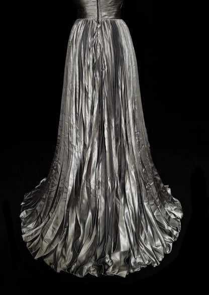 Robe de bal longue vintage années 1960, dos nu, sans manches, en satin plissé gris argenté, coupe trapèze, N1575