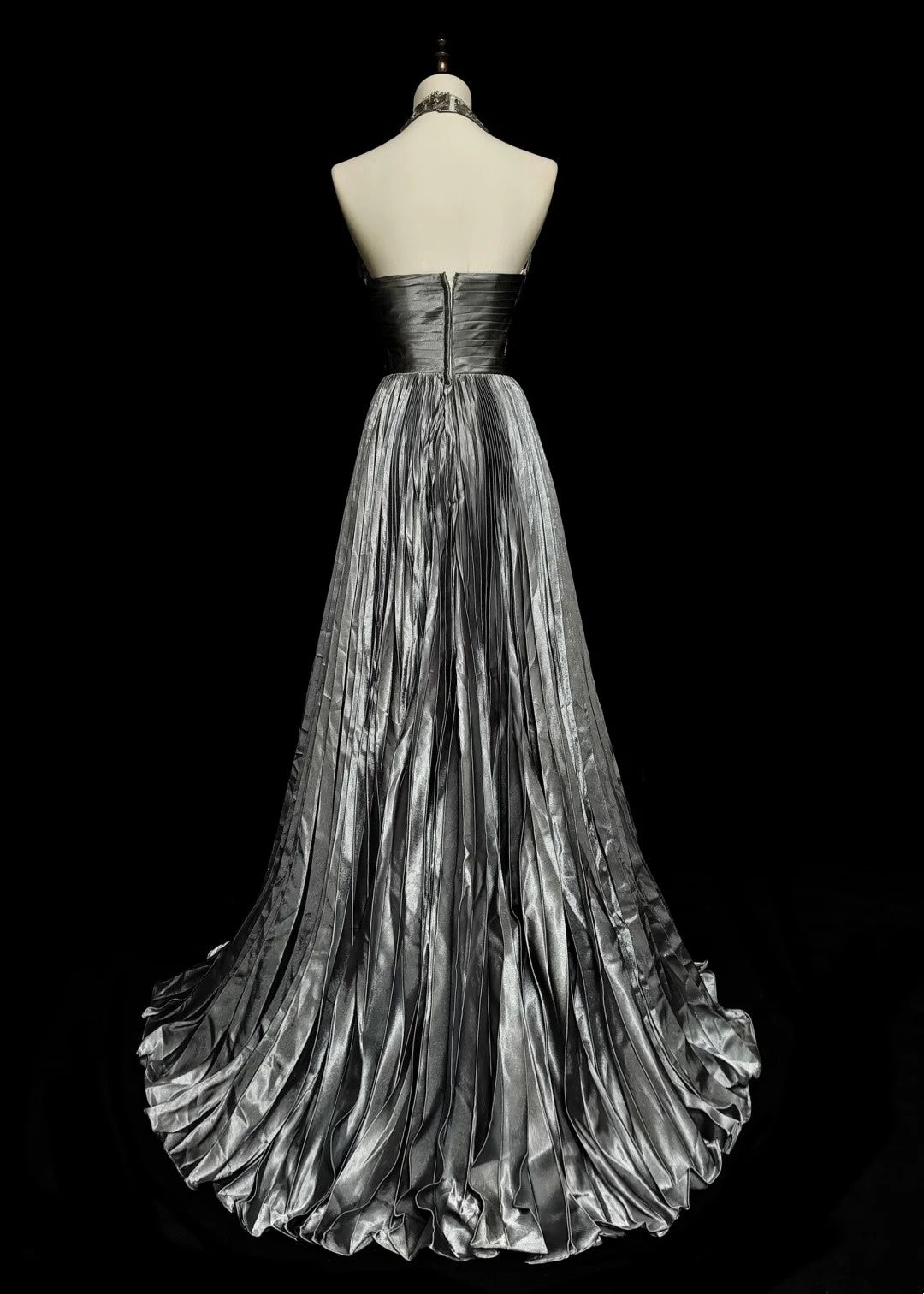 Robe de bal longue vintage années 1960, dos nu, sans manches, en satin plissé gris argenté, coupe trapèze, N1575