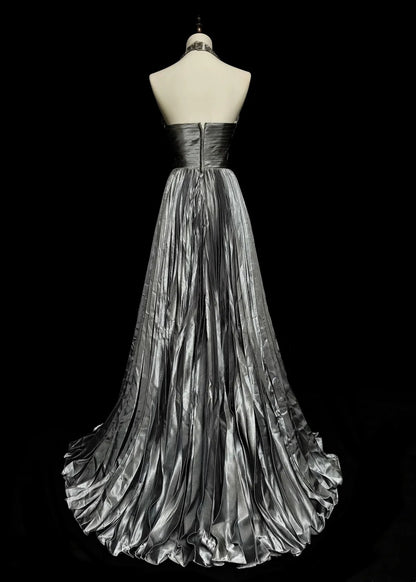 Robe de bal longue vintage années 1960, dos nu, sans manches, en satin plissé gris argenté, coupe trapèze, N1575