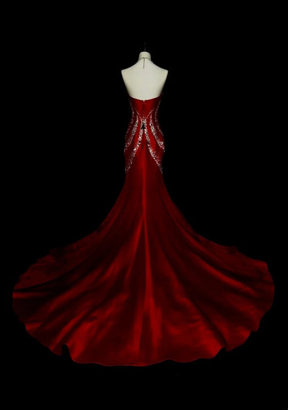 Robe de bal rétro sirène en satin rouge, décolleté cœur, ornée de perles et sans manches, style années 70, robe de soirée longue et élégante N1492
