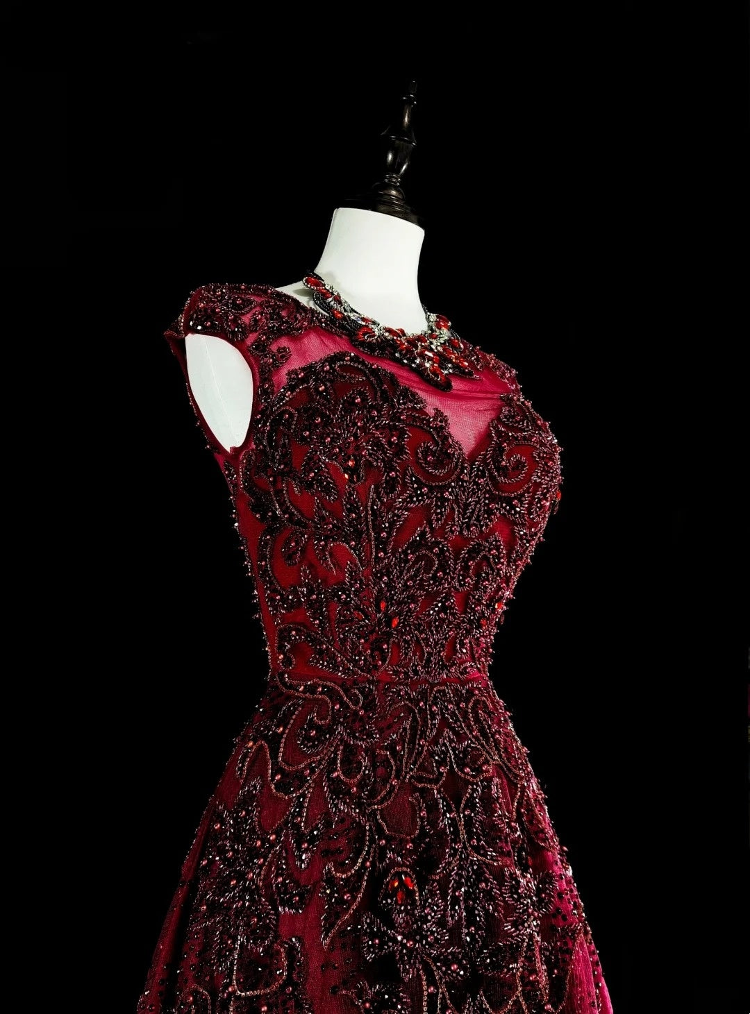 Robe de bal longue vintage années 70, coupe trapèze, en tulle bordeaux ornée de perles, référence N1844