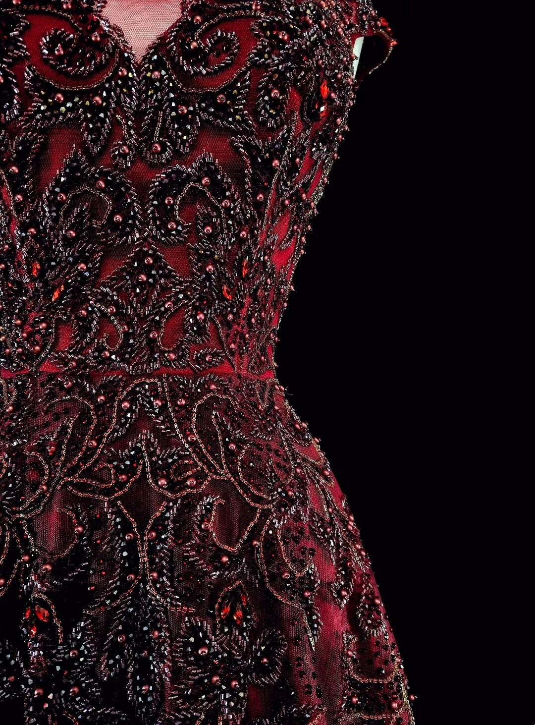 Robe de bal longue vintage années 70, coupe trapèze, en tulle bordeaux ornée de perles, référence N1844