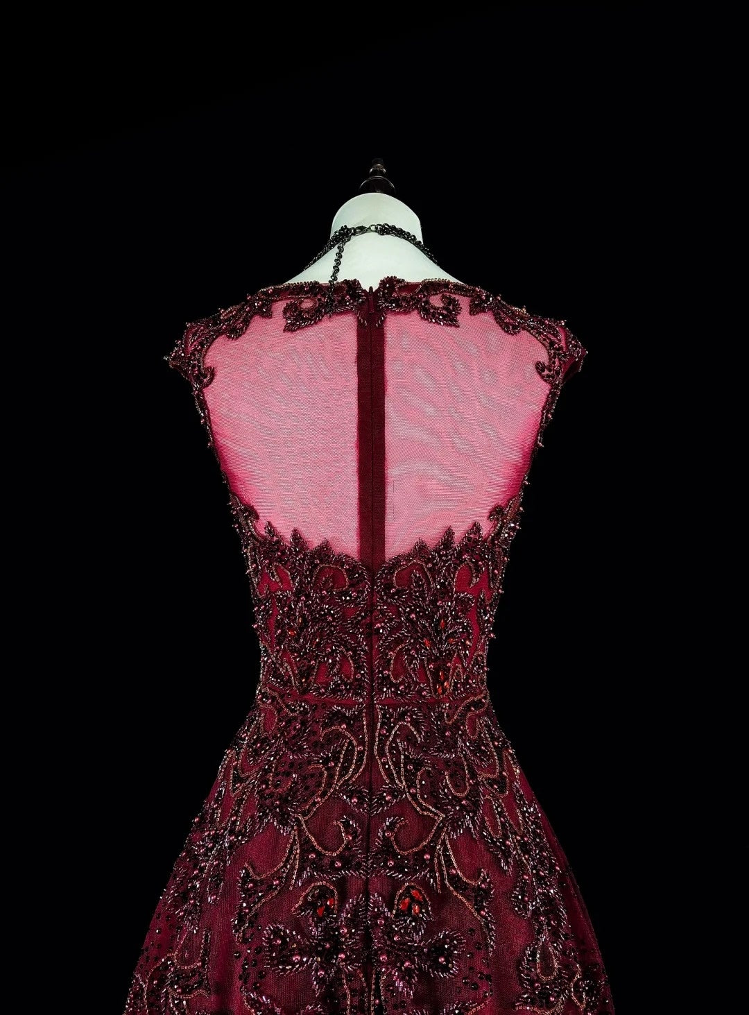 Robe de bal longue vintage années 70, coupe trapèze, en tulle bordeaux ornée de perles, référence N1844