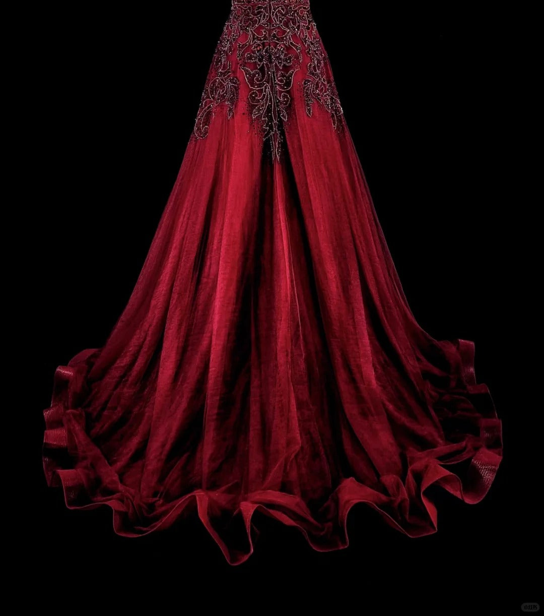 Robe de bal longue vintage années 70, coupe trapèze, en tulle bordeaux ornée de perles, référence N1844