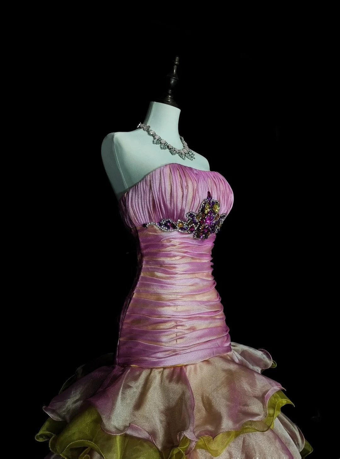 Vintage 1760er Jahre trägerloses, ärmelloses, plissiertes Meerjungfrauen-Abendkleid aus rosa Organza N1578