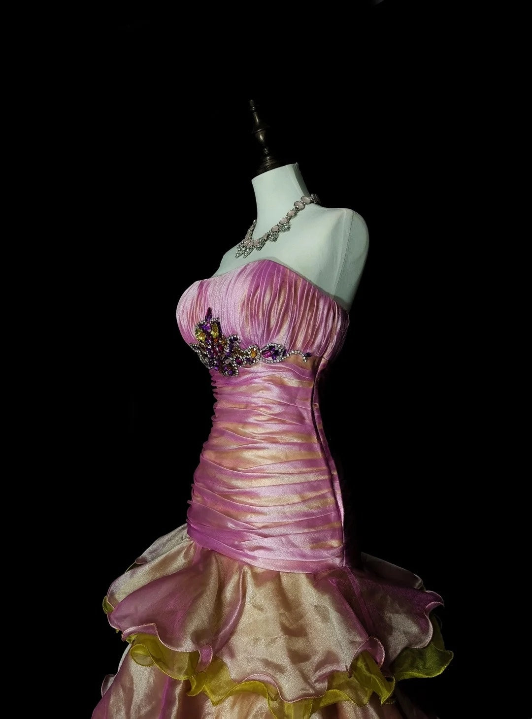 Vintage 1760er Jahre trägerloses, ärmelloses, plissiertes Meerjungfrauen-Abendkleid aus rosa Organza N1578