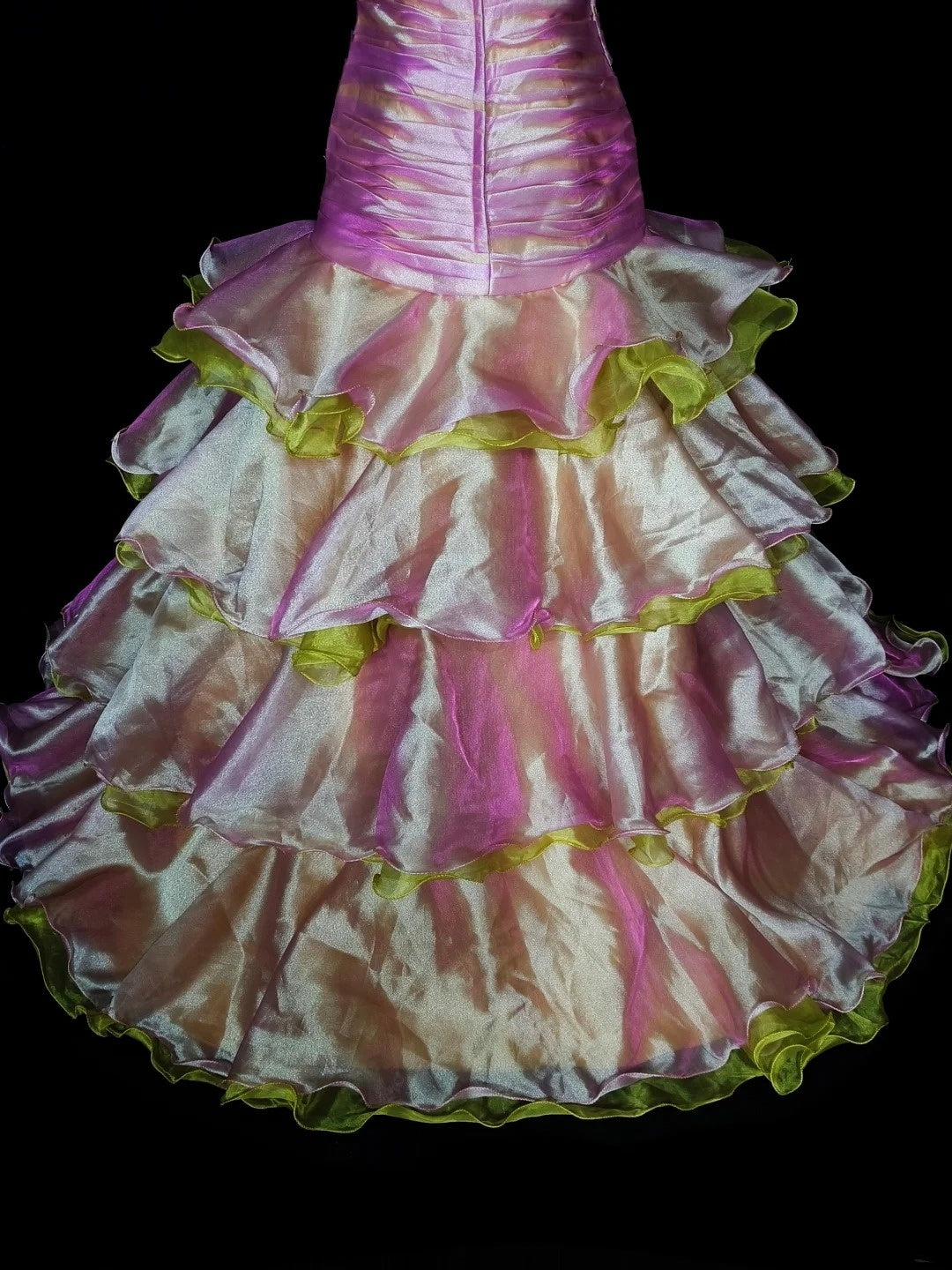 Vintage 1760er Jahre trägerloses, ärmelloses, plissiertes Meerjungfrauen-Abendkleid aus rosa Organza N1578