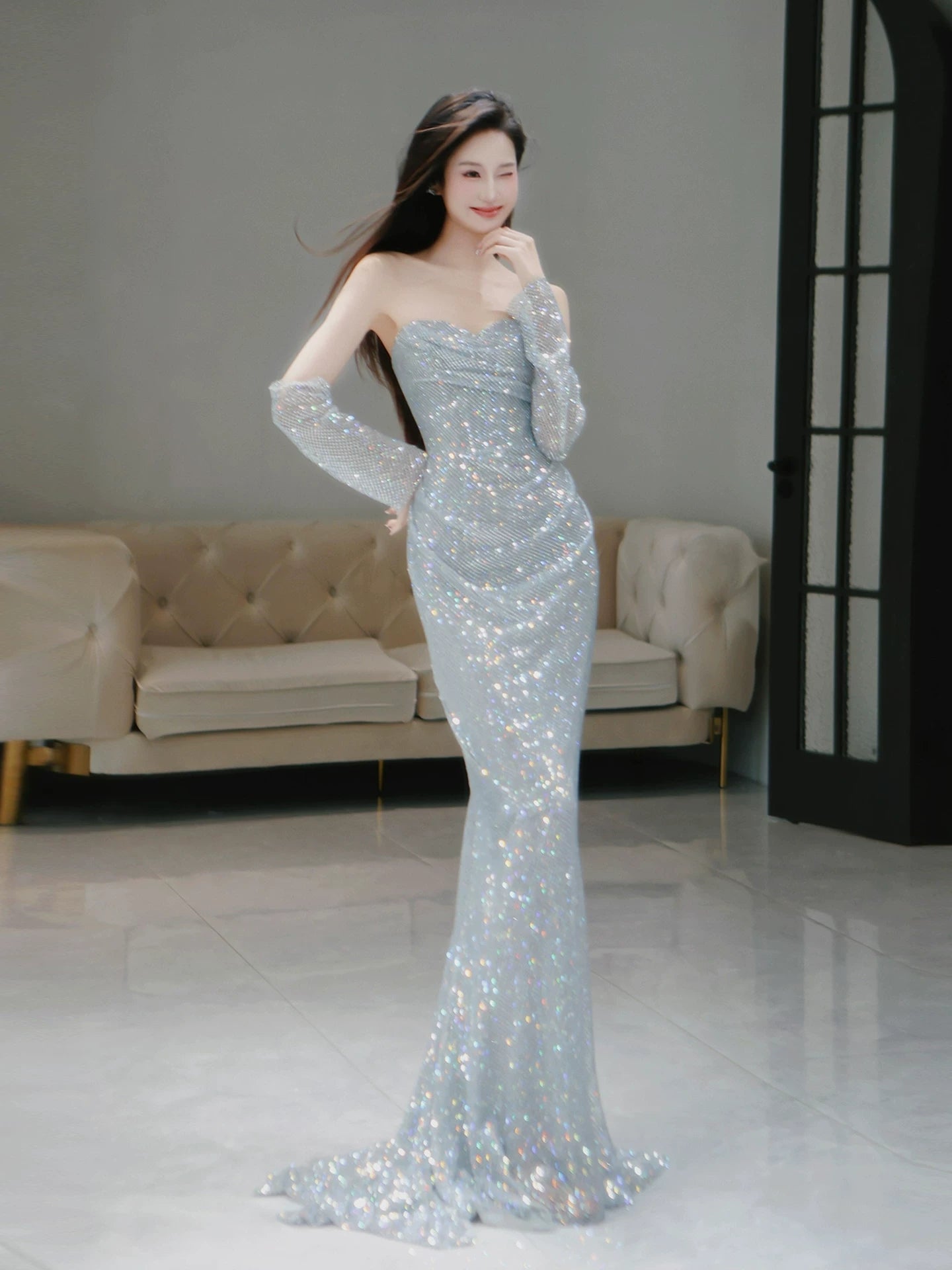 Robe de bal sirène à paillettes argentées et grises, décolleté cœur, avec gants assortis. Inspiration pour une longue soirée ou un 18e anniversaire (AB2223).