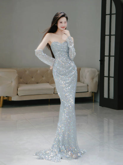 Robe de bal sirène à paillettes argentées et grises, décolleté cœur, avec gants assortis. Inspiration pour une longue soirée ou un 18e anniversaire (AB2223).