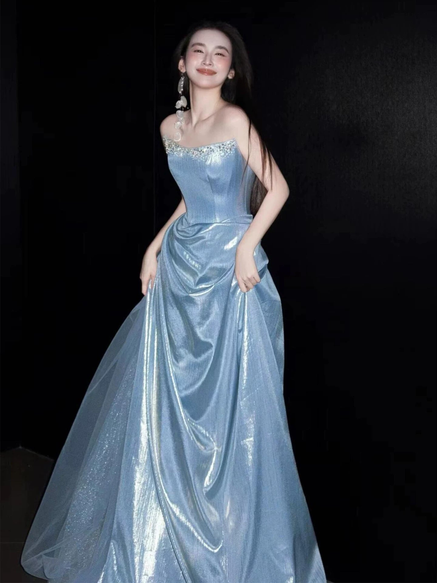 Robe de bal bleu clair sans bretelles, coupe trapèze et paillettes - Inspiration pour tenues de soirée et d'anniversaire AB2215