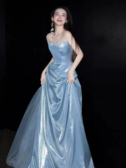 Robe de bal bleu clair sans bretelles, coupe trapèze et paillettes - Inspiration pour tenues de soirée et d'anniversaire AB2215