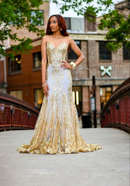 Elegantes Meerjungfrauen-Kleid mit Spaghettiträgern und goldenen Pailletten – Inspiration für schwarze Frauen und Mädchen: Festliche Abendkleider, lange Ballkleider AB1779