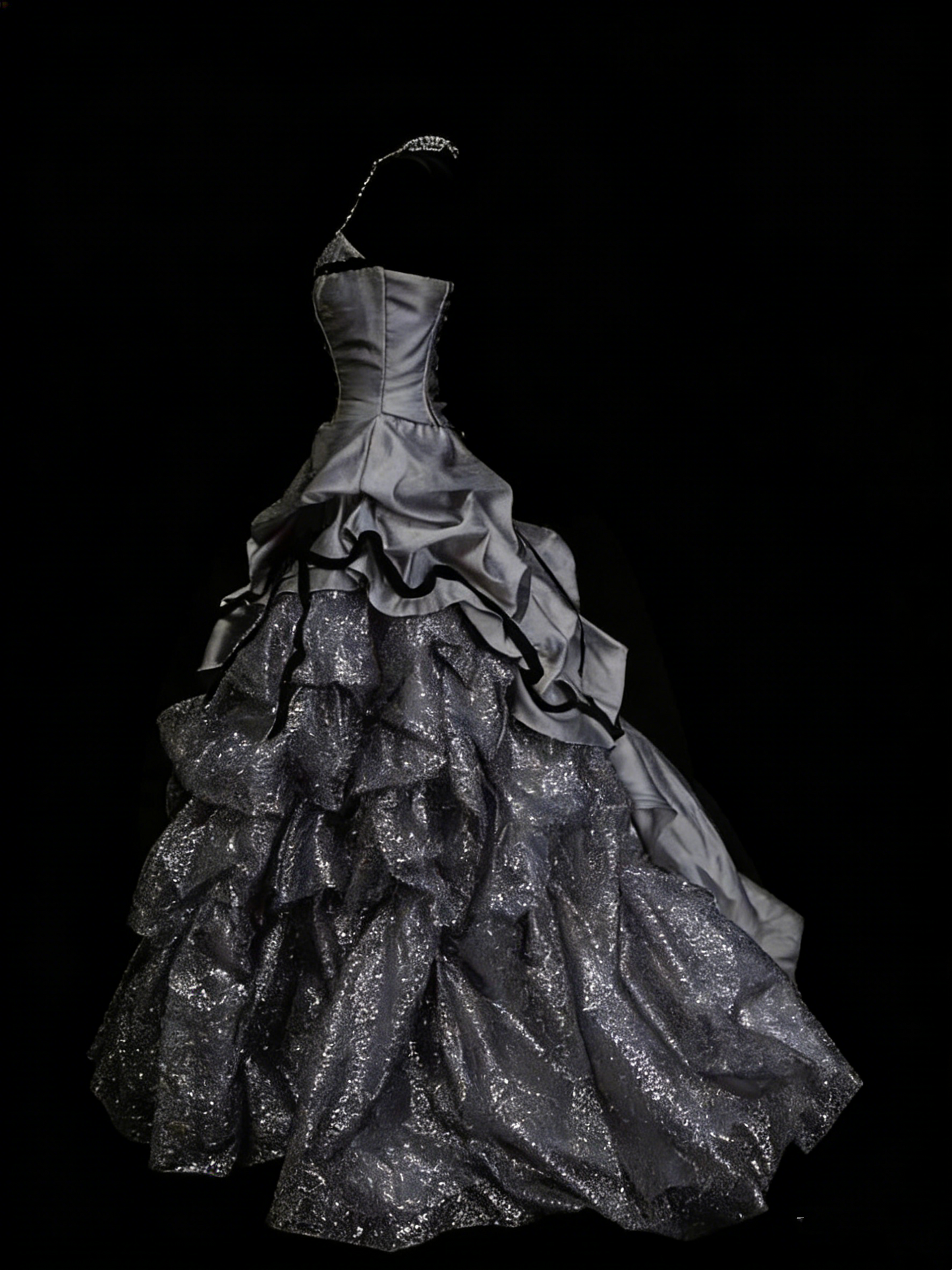 Süßes Ballkleid Trägerlos Grau Satin Mit Stufenrock Rüschen Lange Abendkleider Abschlussballkleider N2235