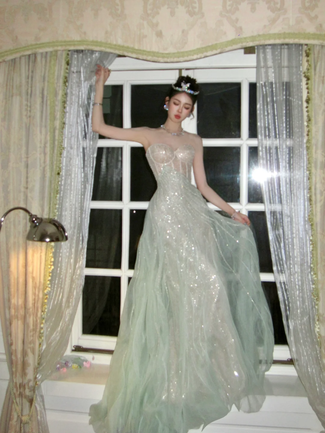 Robe de bal longue et bustier verte à paillettes et cristaux, style trapèze, N069