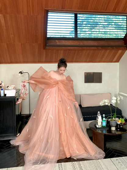 Elegantes, schulterfreies Ballkleid in Korallenrosa mit langen Ärmeln und Schleife – ein ästhetisches, langes Abendkleid für Abschlussfeiern (N065).