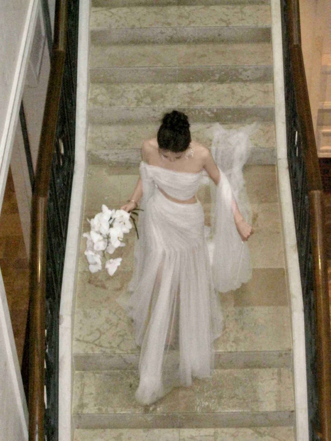 Robe de mariée sirène simple en tulle blanc à épaules dénudées avec plis et fronces, style féerique, référence N066