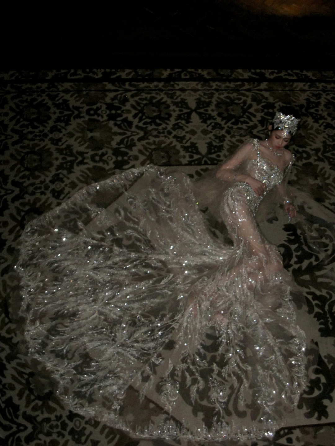 Robe de mariée sirène argentée à paillettes et traîne longue avec cape, robe de mariée féerique N067