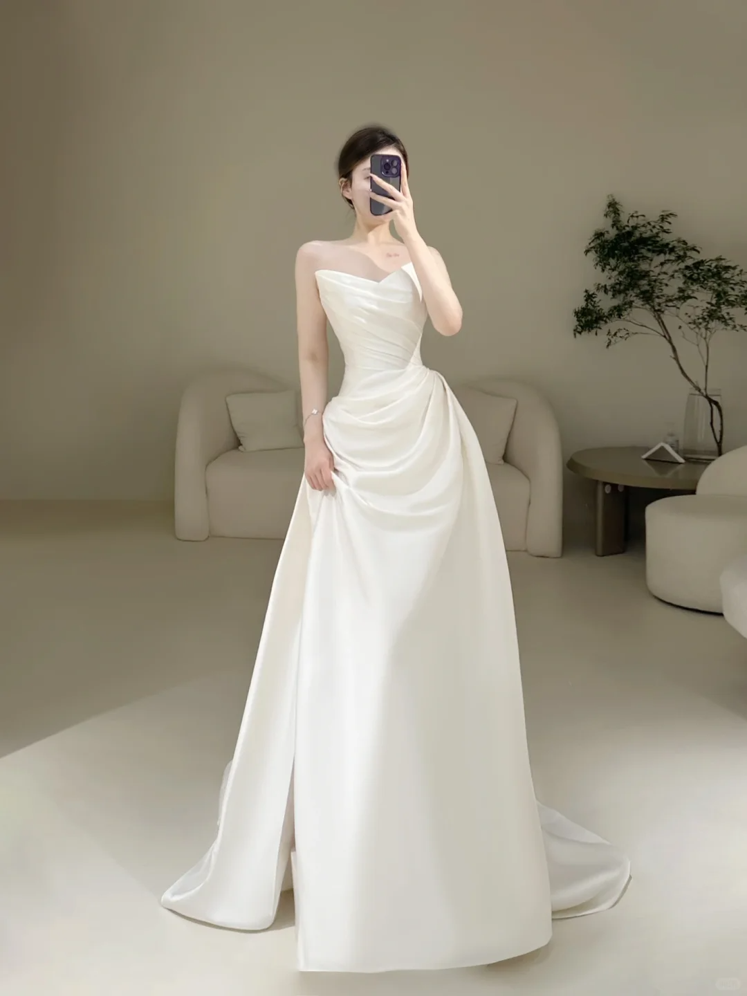 Robe de mariée blanche sirène simple, coupe évasée, décolleté cœur, longue jusqu'au sol, plissée AB1005