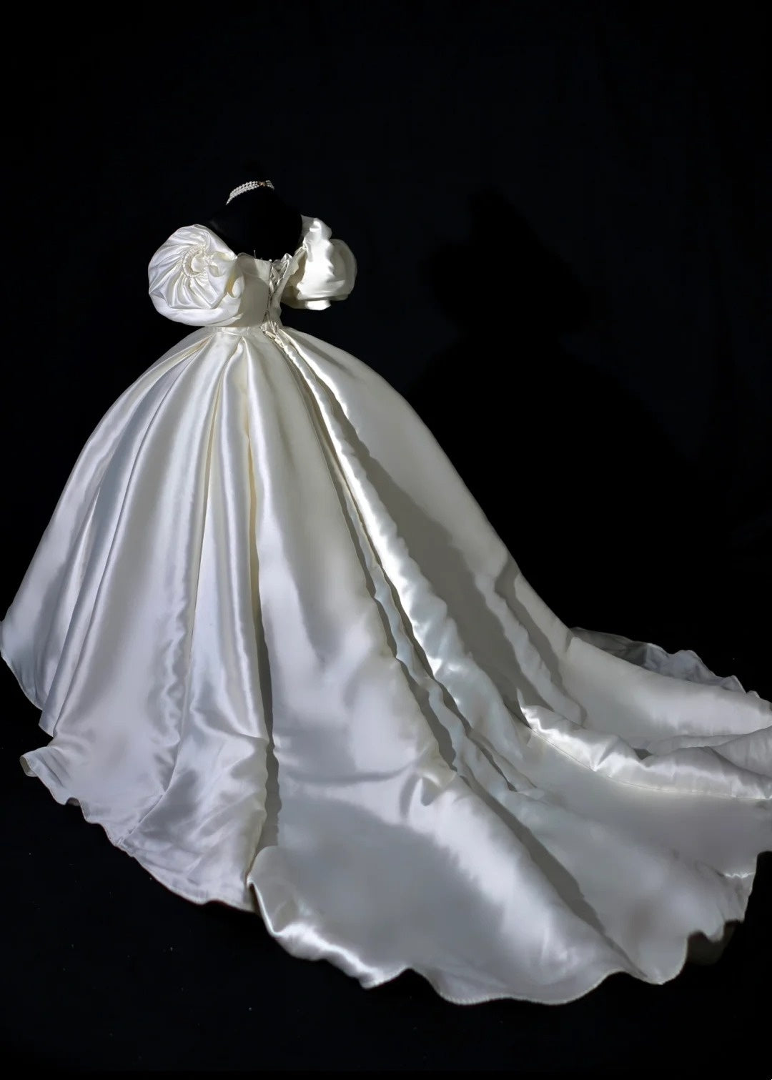 Schlichtes Brautkleid, Ballkleid, schulterfrei, kurze Ärmel, Satin, plissiert, figurbetontes langes Brautkleid AB2532