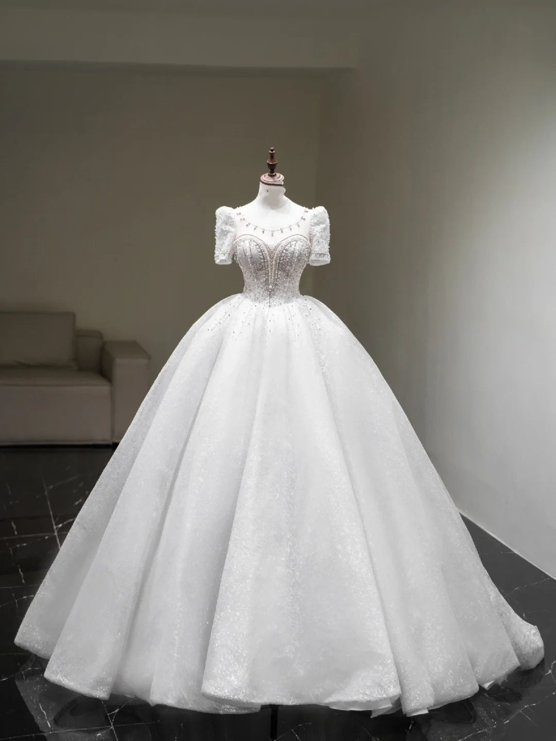 Robe de mariée princesse, robe de bal, décolleté rond, tulle blanc pailleté avec corsage perlé, manches courtes, robe de mariée cintrée N646