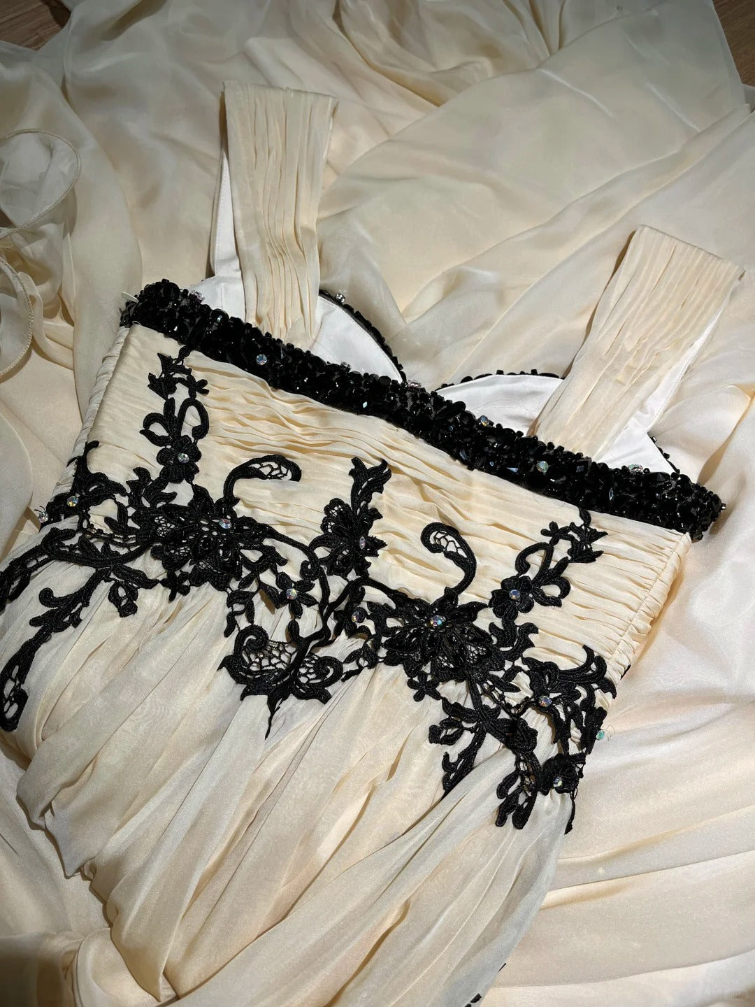 Robe de soirée longue trapèze vintage avec décolleté en cœur, champagne et appliques noires, pour bal de promo, fête d'anniversaire, remise de diplôme N2838