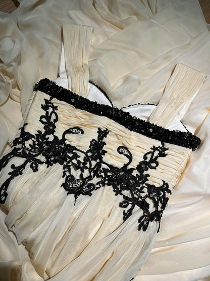 Robe de soirée longue trapèze vintage avec décolleté en cœur, champagne et appliques noires, pour bal de promo, fête d'anniversaire, remise de diplôme N2838