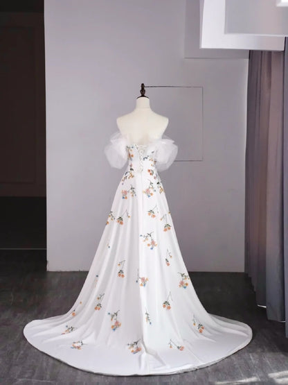 Robe de soirée blanche à imprimé floral, coupe trapèze, décolleté cœur et manches longues, idéale pour les jeunes filles en quête d'une remise de diplômes (N1172).