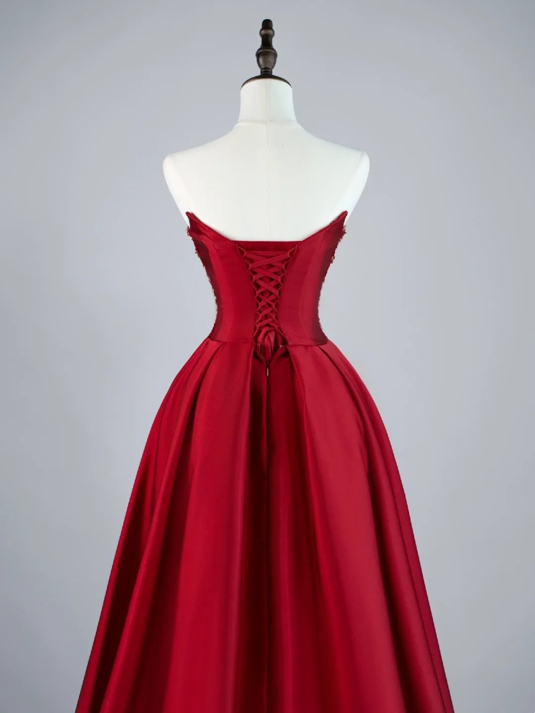 Robe de bal longue sirène bordeaux à paillettes, sans bretelles, plissée et avec traîne, en satin, référence N848