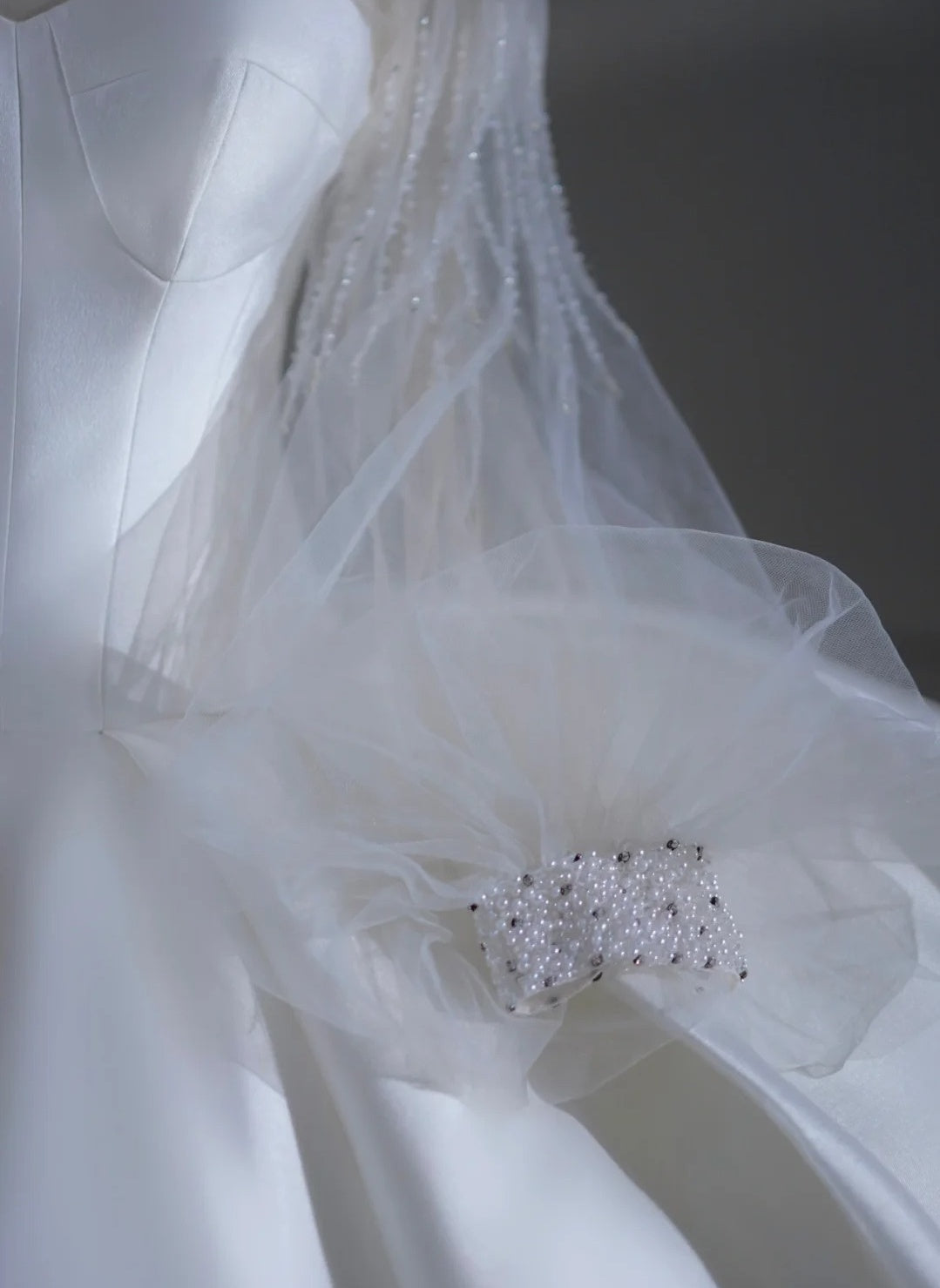 Robe de mariée intemporelle, robe de bal, col montant, satin perlé, traîne courte, robe de mariée longue ajustée AB2521