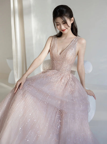 Robe de bal longue rose à sequins, décolleté plongeant en V, idéale pour un 19e anniversaire. Modèle N236.