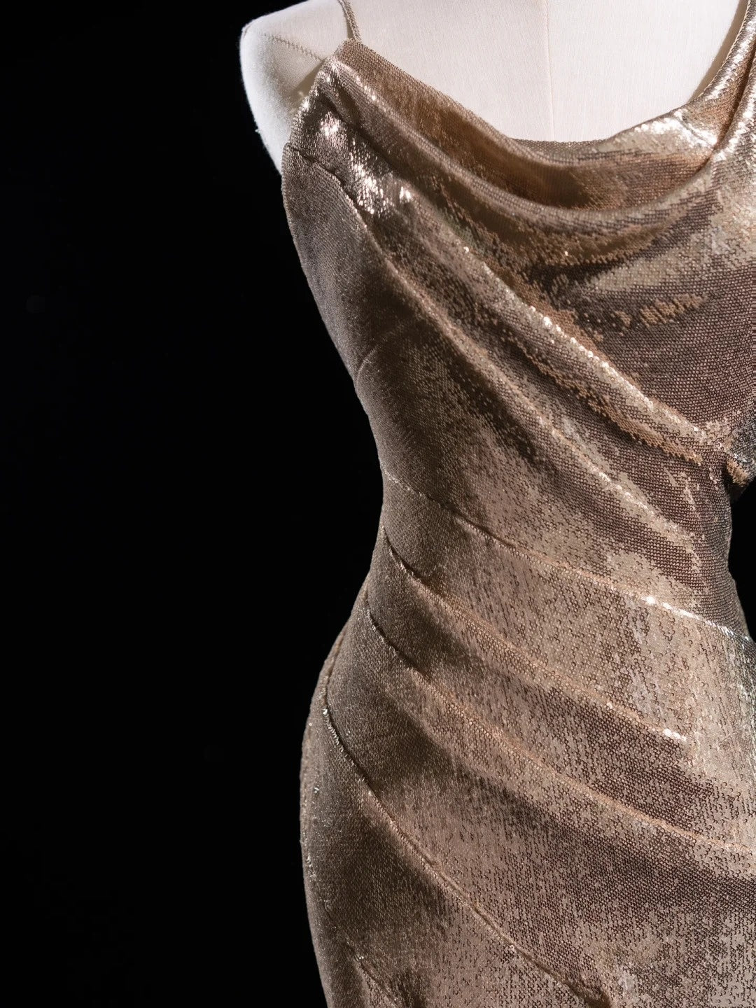 Robe de bal longue sirène à paillettes et col asymétrique, sequins, couleur champagne, inspiration tenue de soirée N228