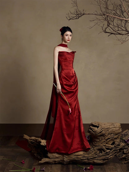 Robe de bal longue en satin bordeaux, décolleté sirène et foulard, inspiration robe de soirée N230