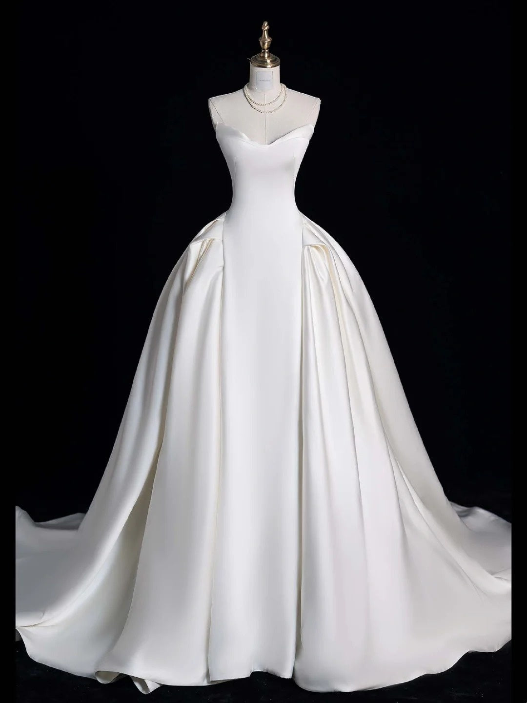 Robe de bal sobre en satin blanc à décolleté cœur et plis, robe de mariée longue de conte de fées pour l'automne N690