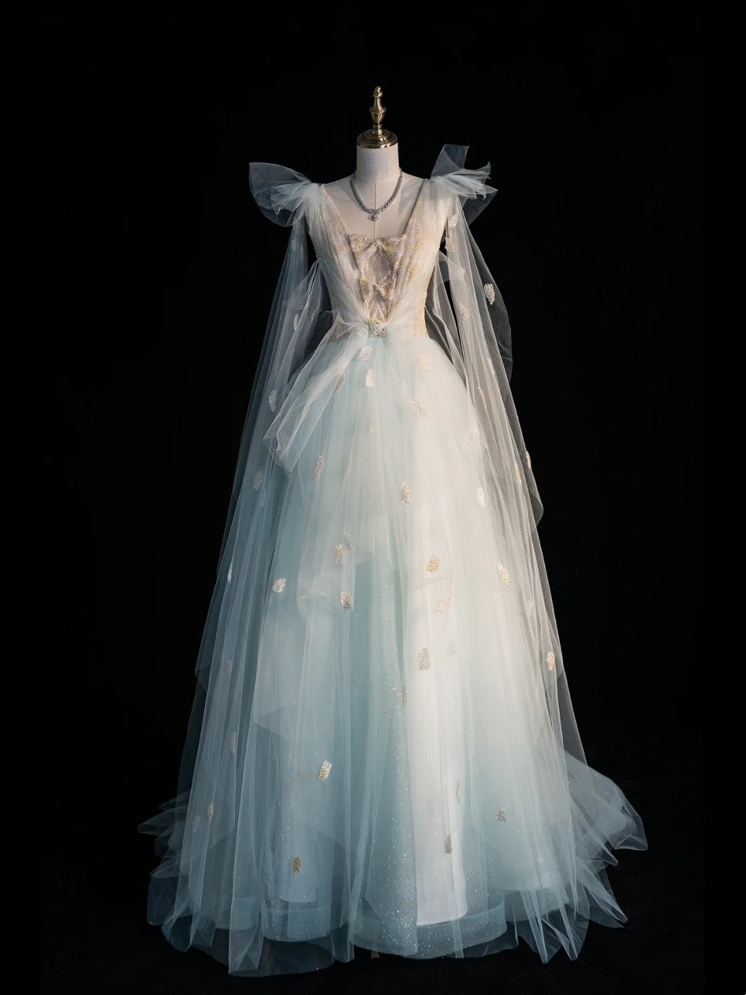 Elegantes Ballkleid mit V-Ausschnitt aus hellblauem Tüll – Inspiration für festliche Anlässe und Prinzessinnenkleider (Modell N762)