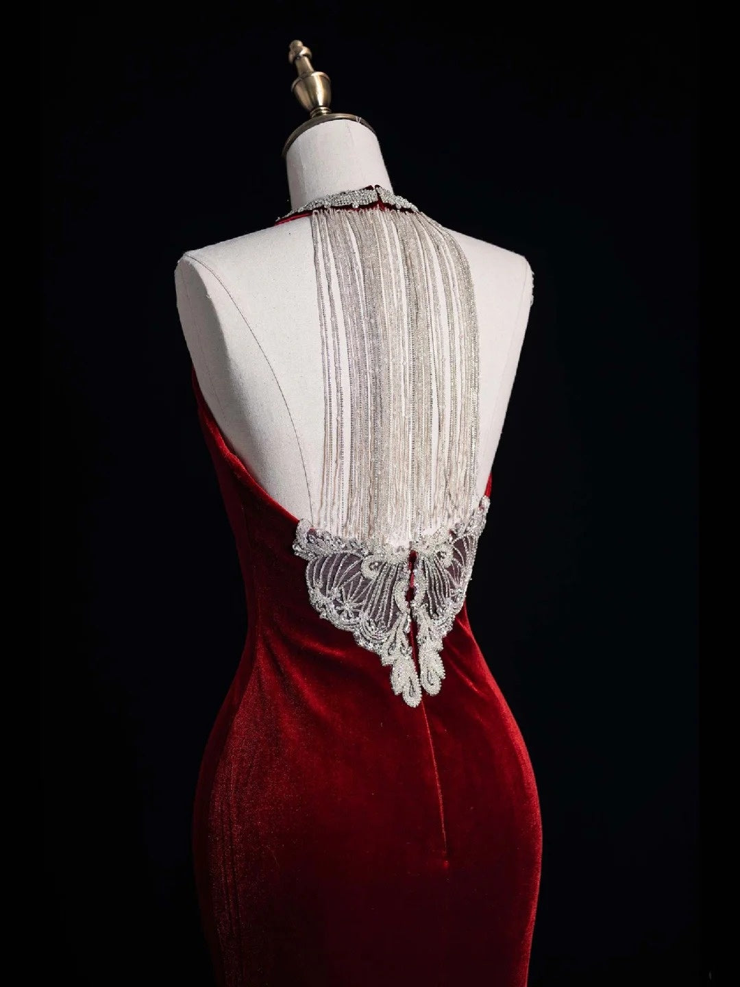 Atemberaubendes Meerjungfrauen-Abendkleid aus burgunderrotem Samt mit Quasten und U-Boot-Ausschnitt – Inspiration für Ballkleider, Prinzessinnen-Abschlusskleider N1082
