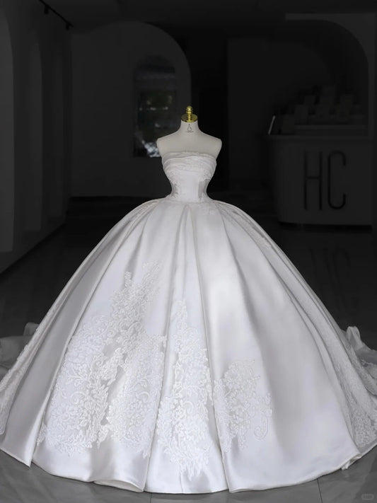 Robes de mariée intemporelles Robe de bal bustier en satin blanc avec longue robe de mariée ornée d'appliqués N2985