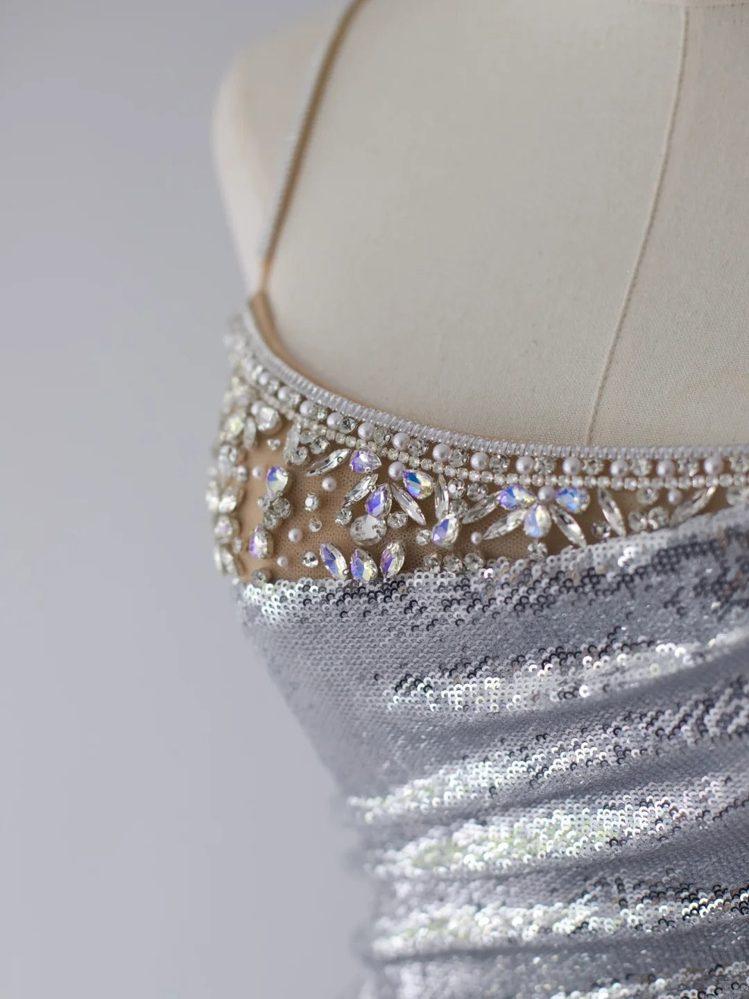 Glitzerndes Meerjungfrauen-Abschlussballkleid mit Spaghettiträgern, silbergrau, paillettenbesetzt mit Perlenstickerei, hoher Schlitz, langes Abendkleid N2922