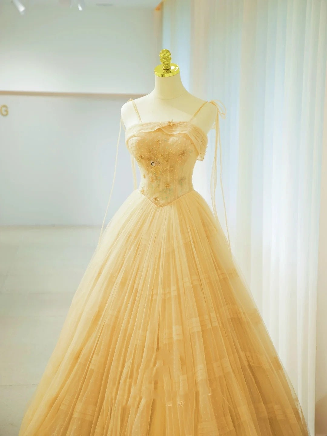 Belles robes de bal pour le bal Robe de bal à fines bretelles en tulle jaune avec perles, longue robe de soirée N2932