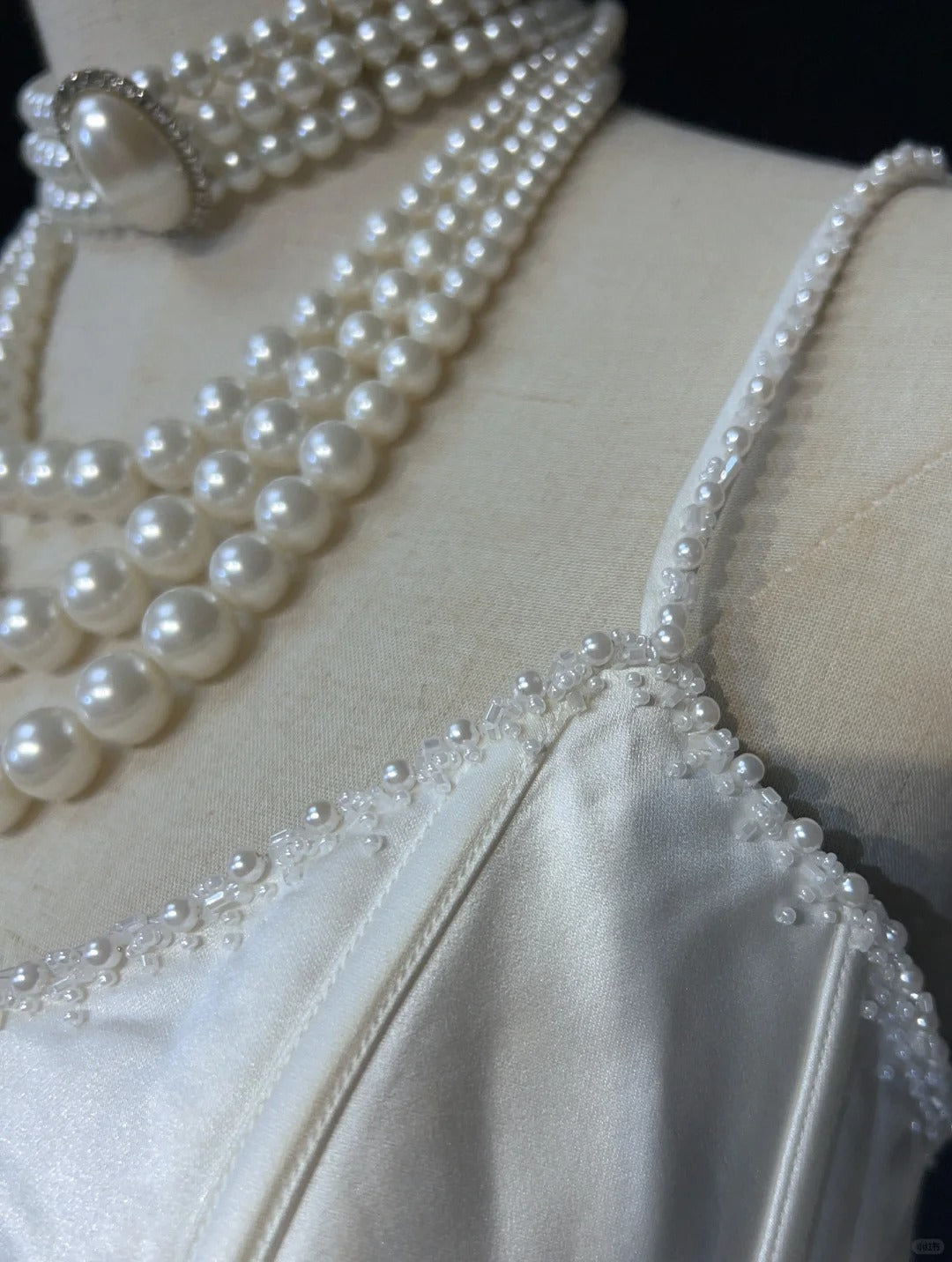 Einzigartige Hochzeitskleider, Ballkleid, Spaghettiträger, Weiß mit gerafften Perlen, langes Brautkleid N3629