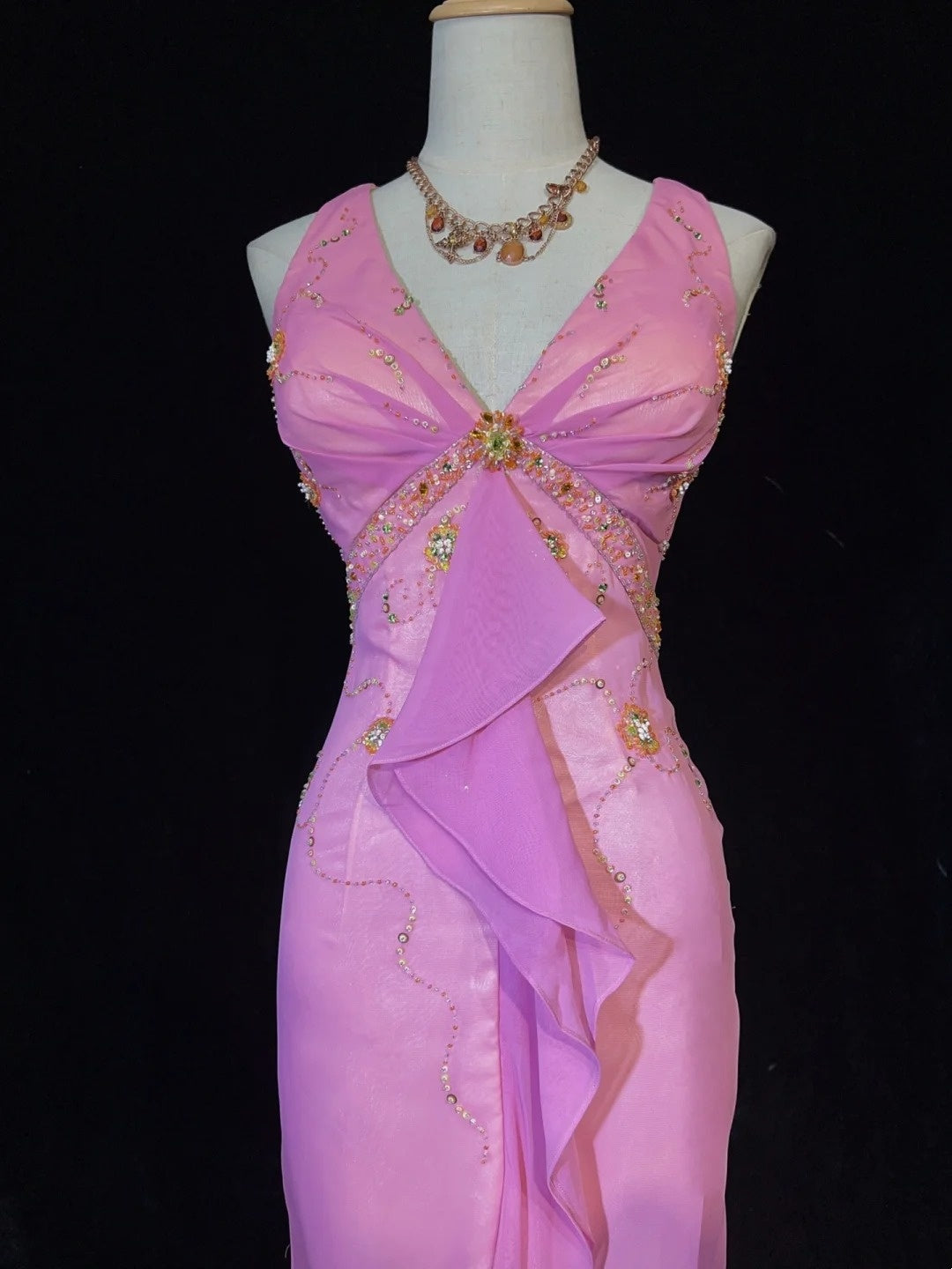 Bescheidene Ballkleider Inspo Meerjungfrau V-Ausschnitt Rosa Chiffon mit Rüschen-Perlenstickerei für Damen Festliches Kleid N3231