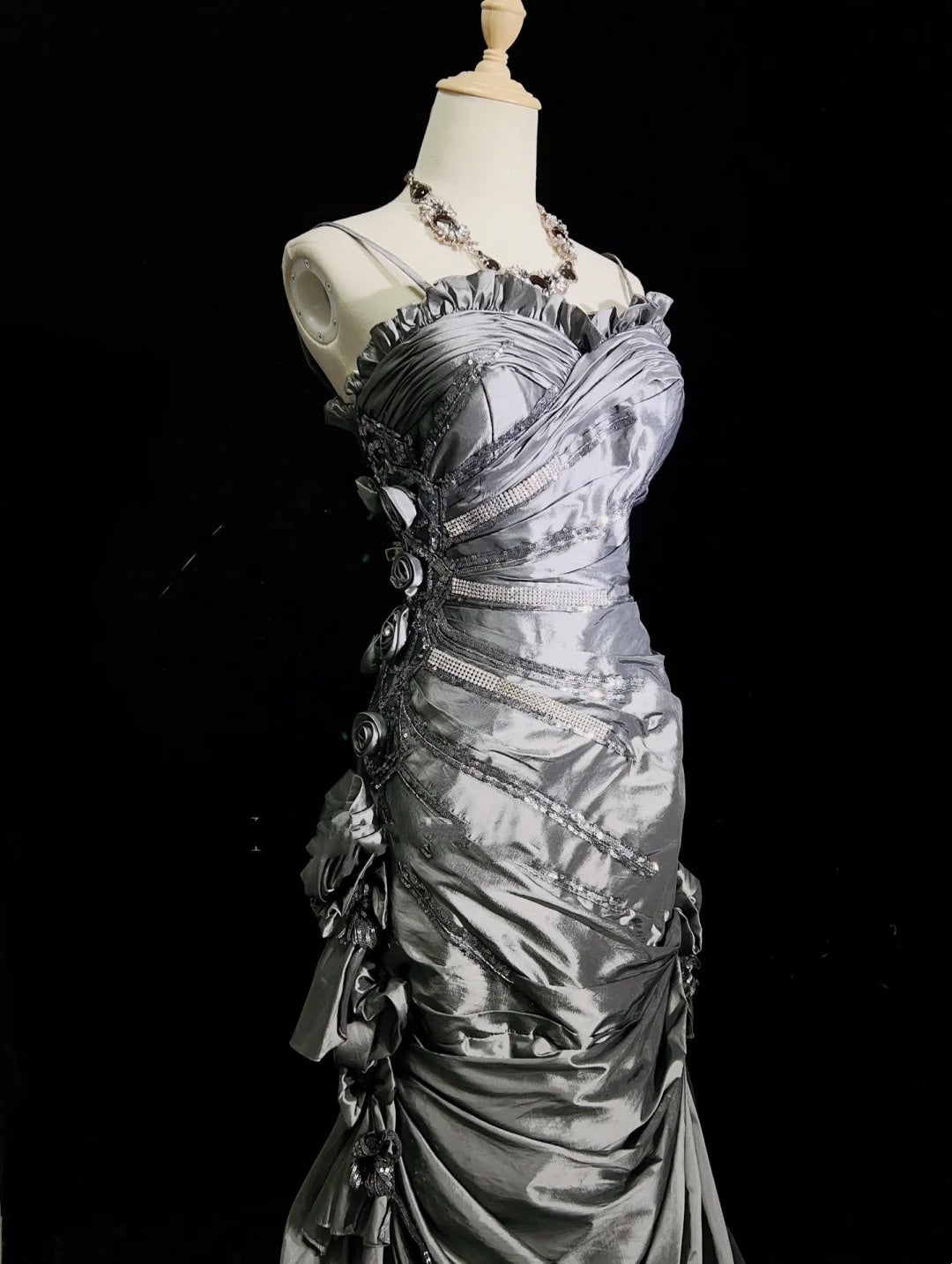 Bescheidene Ballkleider Meerjungfrau Spaghettiträger Grau Satin mit 3D-Blumen Formelle Outfits N3653
