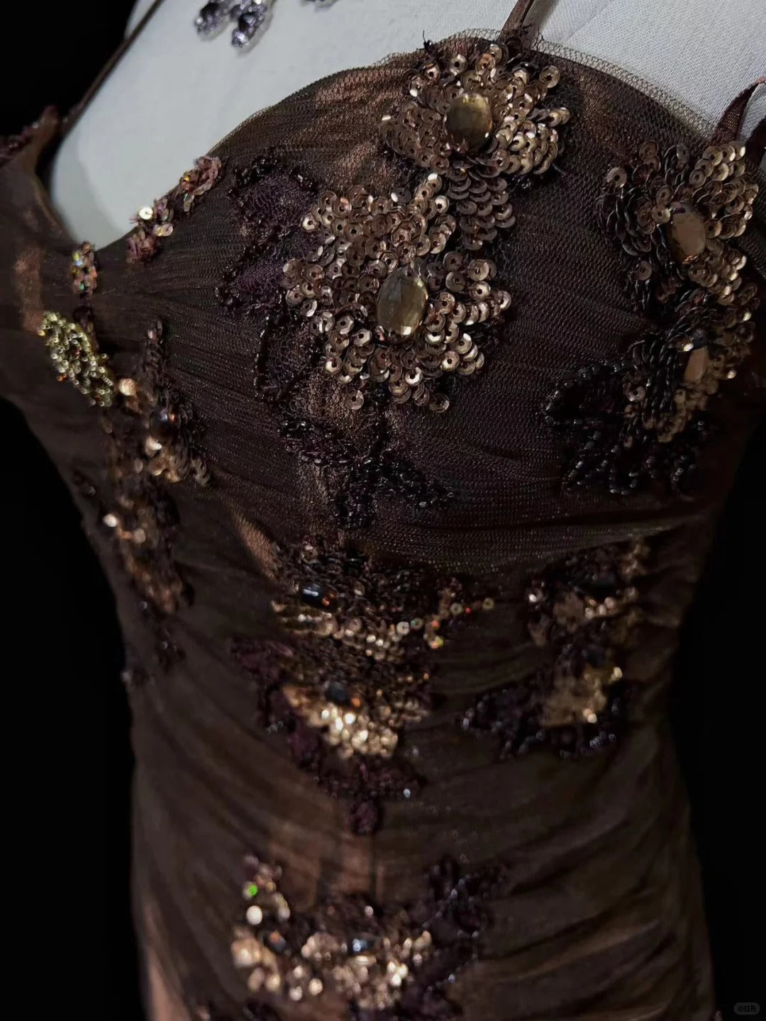 Robes de bal modestes trapèze à fines bretelles en satin marron sans manches longues tenues de soirée formelles N3639