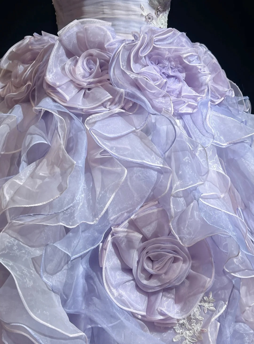 Bescheidene Ballkleider für den Abschlussball, trägerlos, lila Organza mit Stufenlagen, langes Quinceañera-Kleid N3128