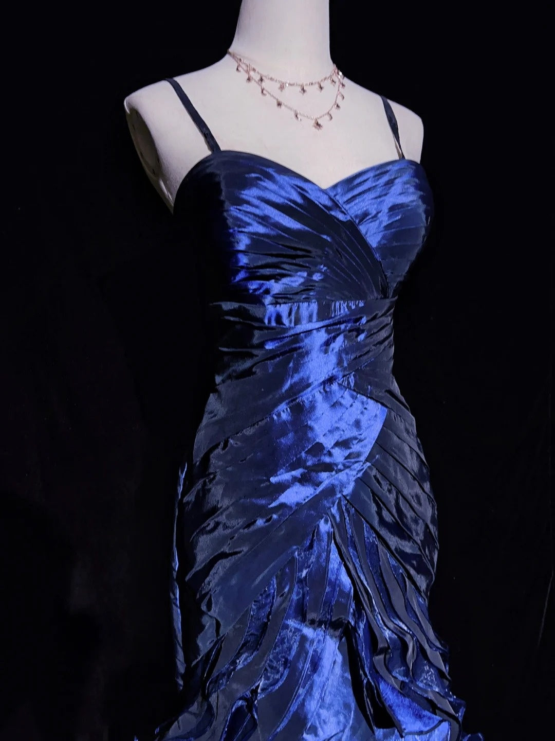 Inspiration robes de bal vintage sirène à fines bretelles bleu marine à volants étagés années 80 avec robes de soirée à volants N3361