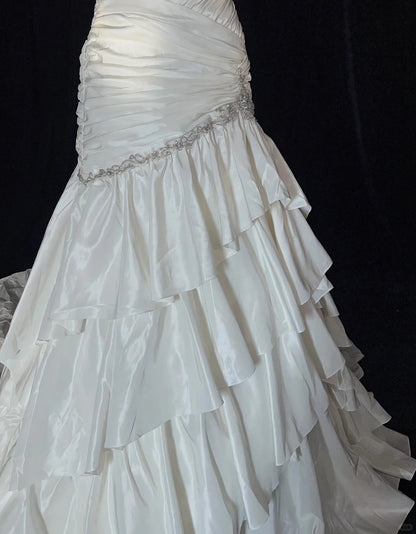 Robes de Mariée Uniques Sirène Bretelles Fines Plage Boho Satin Avec Couches Étages Robe de Mariée Longue Blanche N3612