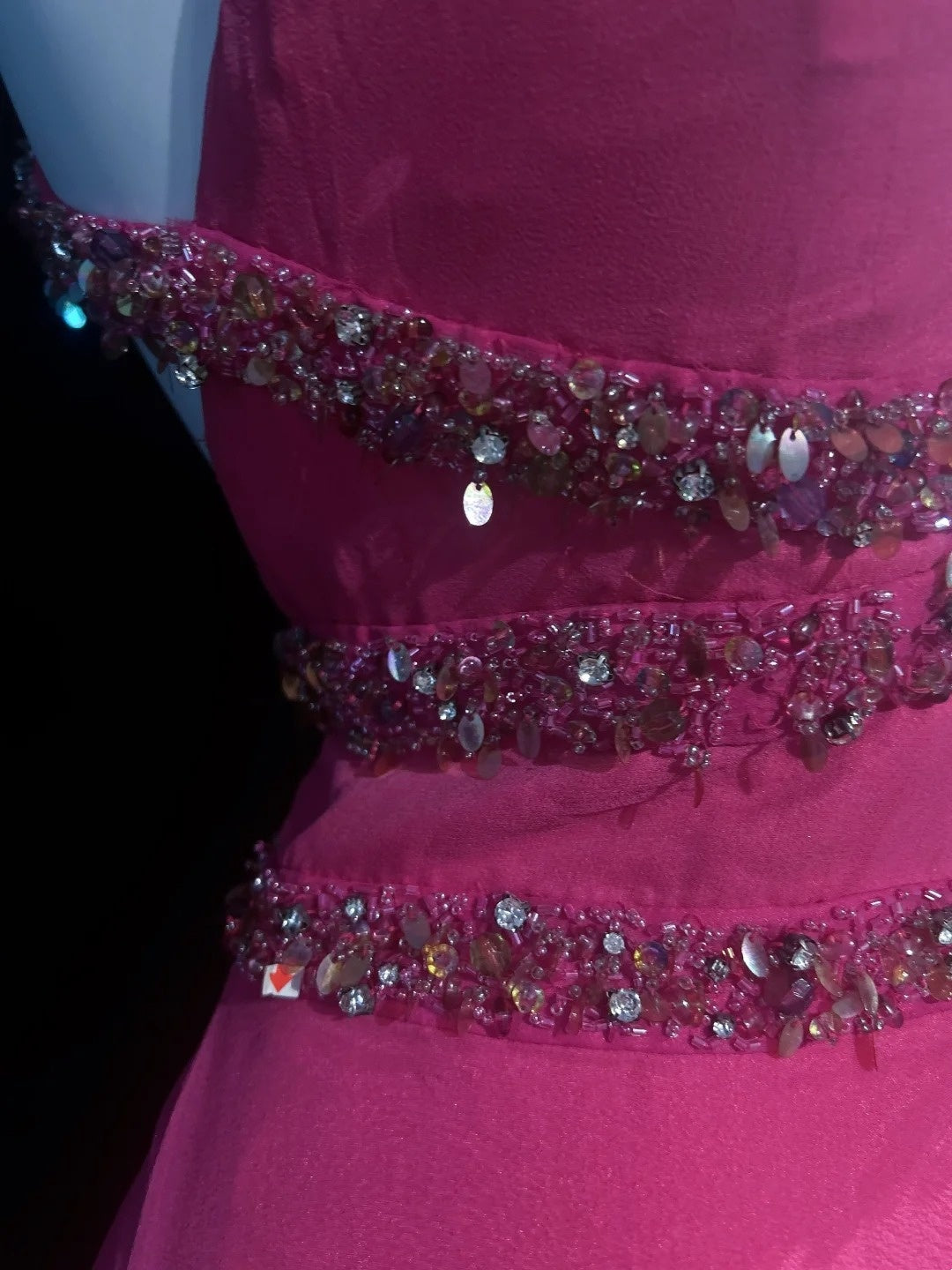 Robes de bal en mousseline rose coupe haute-basse licou longueur thé avec perles Tenues de soirée formelles RB3951